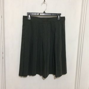 Sag Harbor woman’s gray pleated poly rayon skirt